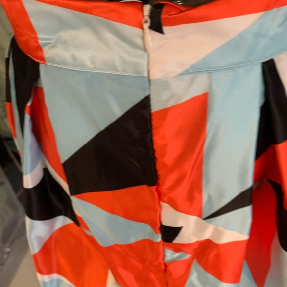 Satin finish geometric pleated skirt - Picture 3 of 4